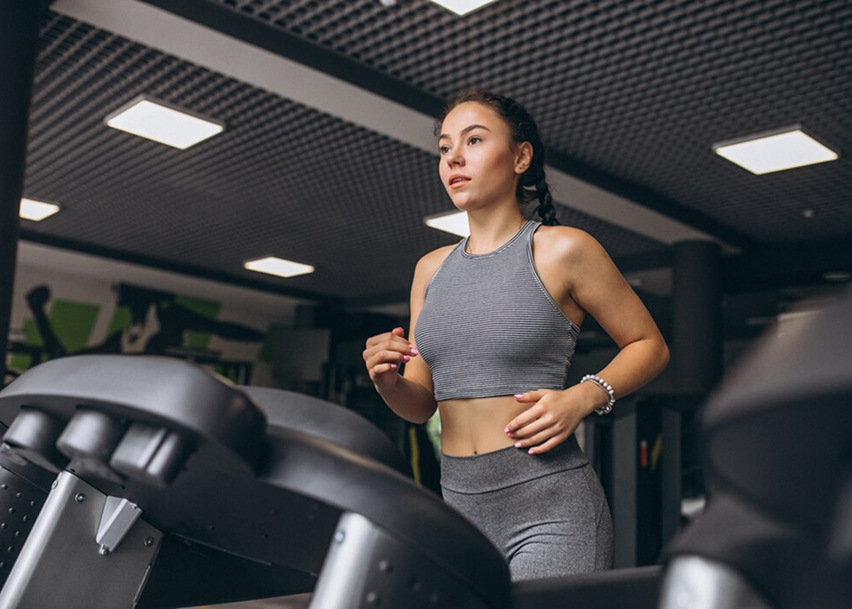 Велотеражёры в спортивном зале возле панорамных окон