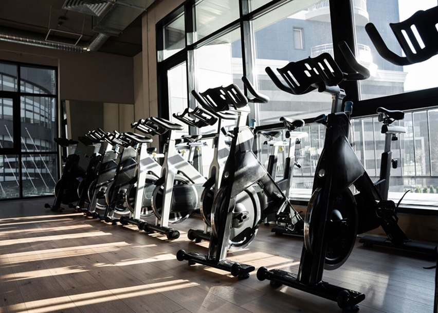 Велотеражёры в спортивном зале возле панорамных окон