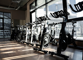 Велотеражёры в спортивном зале возле панорамных окон