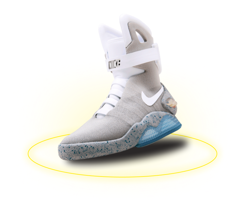 Кроссовок Nike air mag с синей подошвой над жёлтым кругом