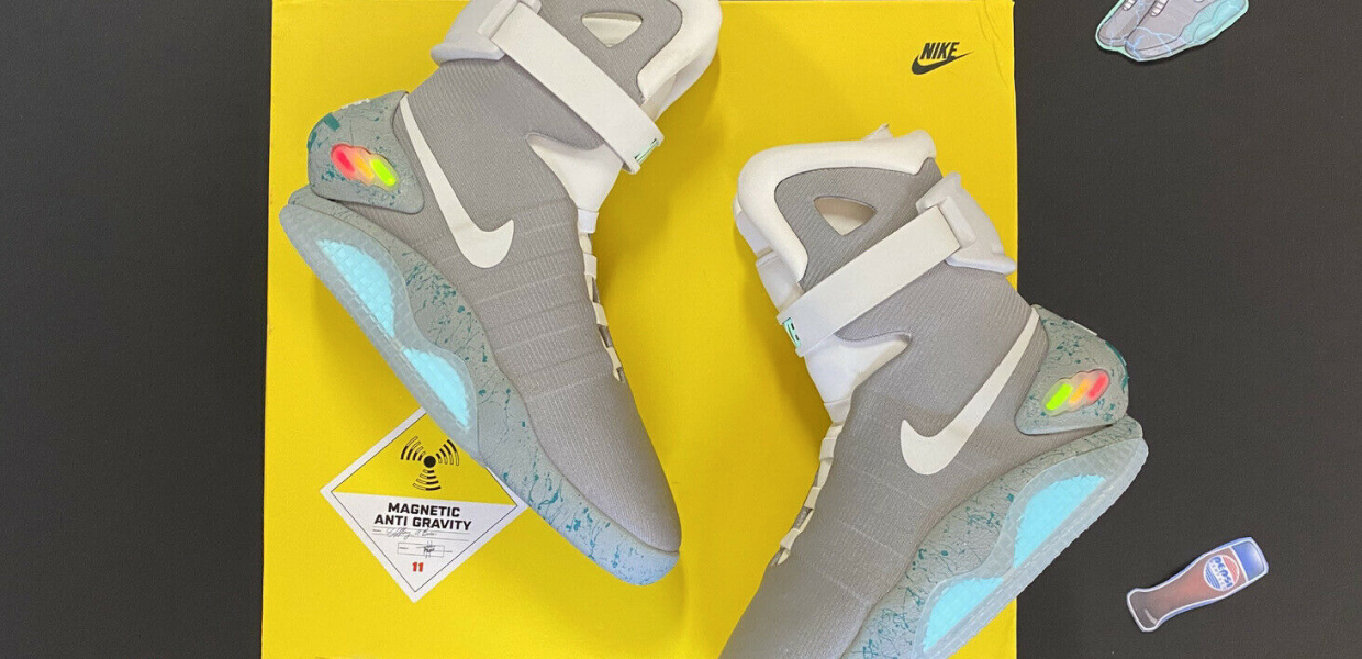 Видео с характеристиками кроссовок Nike AIR MAG которые лежат на жёлтой коробке